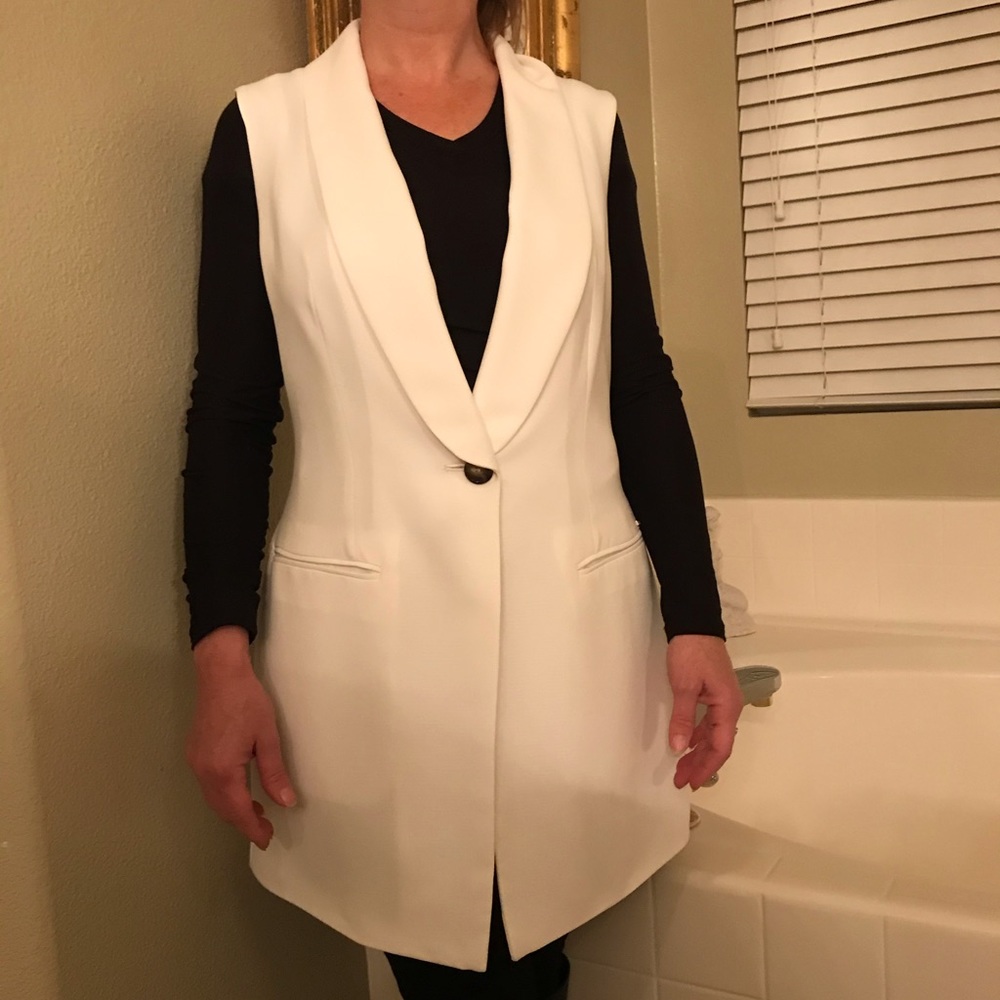 Thigh-length white sleeveless blazer
